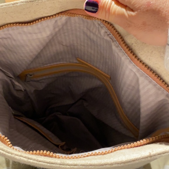 EUC like new Petra Messenger Bag. Where business meets savvy. Eco savvy! - Picture 7 of 11